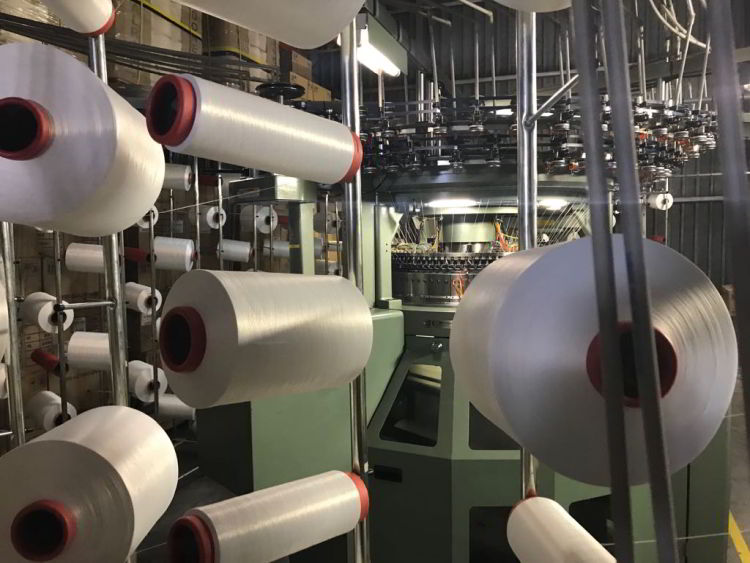 RHI-stretch-tentdoek wordt geproduceerd op een eigen breimachine