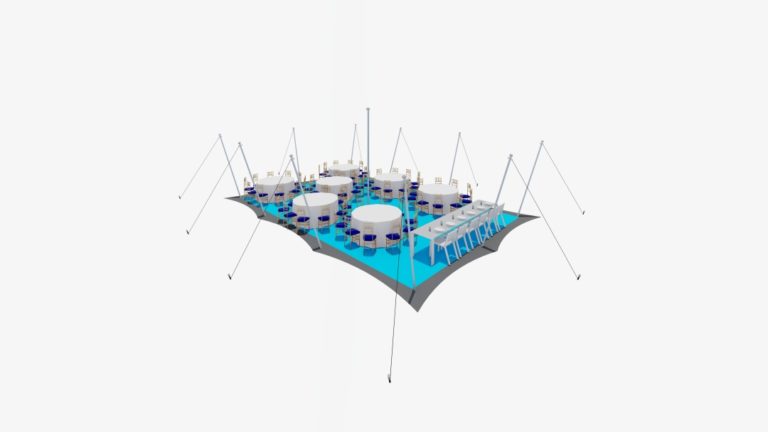 Petit espace de réception flottant « tente stretch » de 10,5 m x 7,5 m, aménagé avec des tables rondes et des chaises
