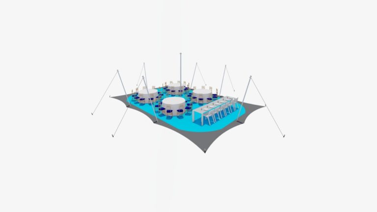10,5 m x 7,5 m – Petite disposition « quatre coins vers le bas » de type « tente stretch », avec des tables rondes et des chaises