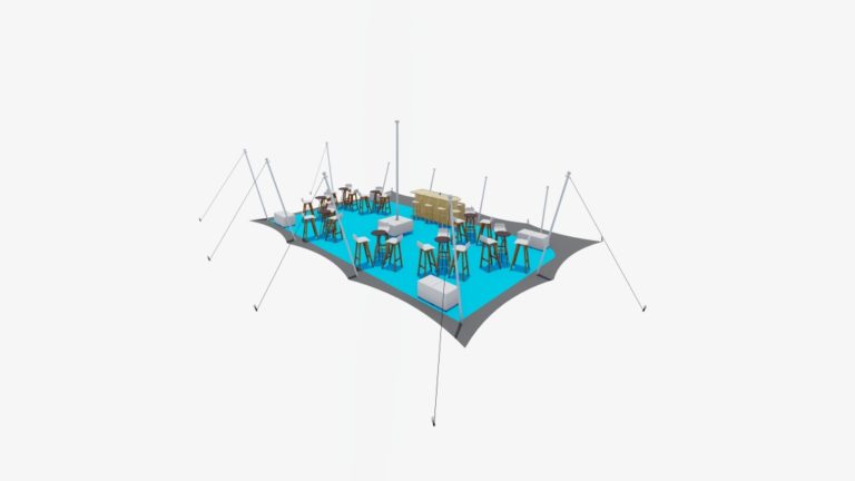 Petit espace de 10,5 m x 7,5 m, de type « tente stretch », avec un côté fermé et des tables hautes de cocktail