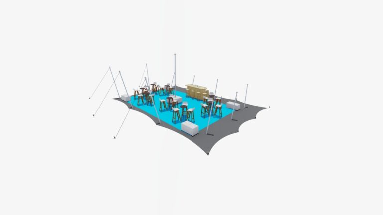 Petit espace de 10,5 m x 7,5 m, de type « tente stretch », avec deux côtés fermés et des tables hautes de cocktail
