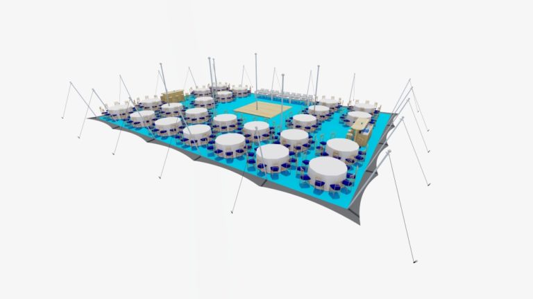 Agencement d'un grand auvent flottant « tente stretch » de 21 m x 15 m, avec des tables rondes et des chaises
