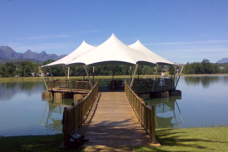 Carpa Tensada , modelo personalizado de RHI, sobre un embarcadero flotante gris