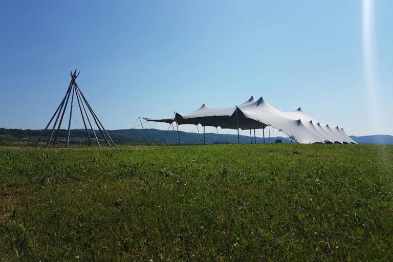Concept d'un bâtiment de 15 m x 18 tente stretch canada présentant l'agencement et la structure d'un tente stretch