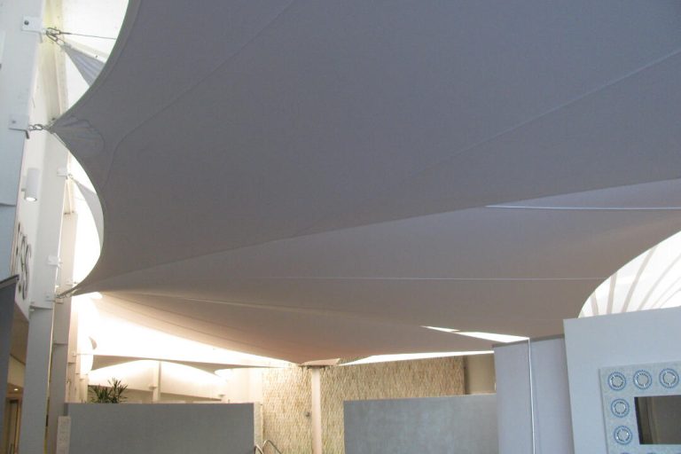 Carpa elástica a medida RHI Carpa Tensada para uso interno en un spa, color blanco