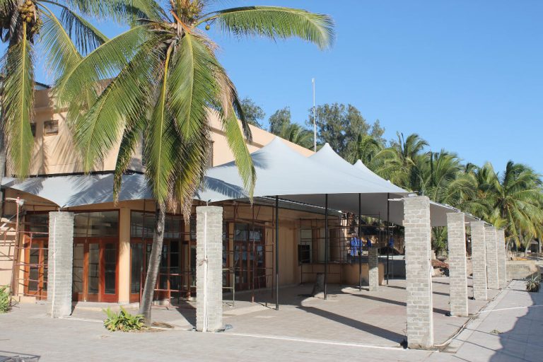 RHI a medida Carpa Tensada renovación de un hotel en Pemba, Mozambique, gris