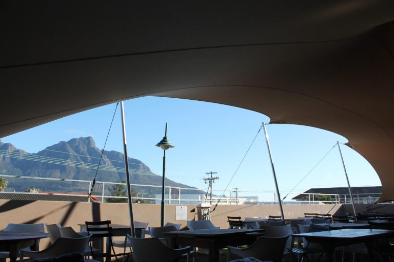 RHI a medida: Carpa Tensada , pantalón chino para terraza de restaurante