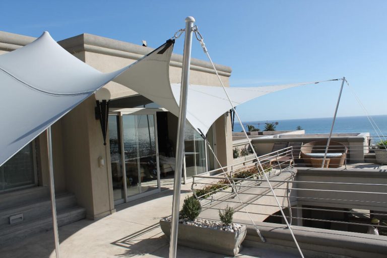 Residencia privada « Carpa Tensada » de RHI, en color gris