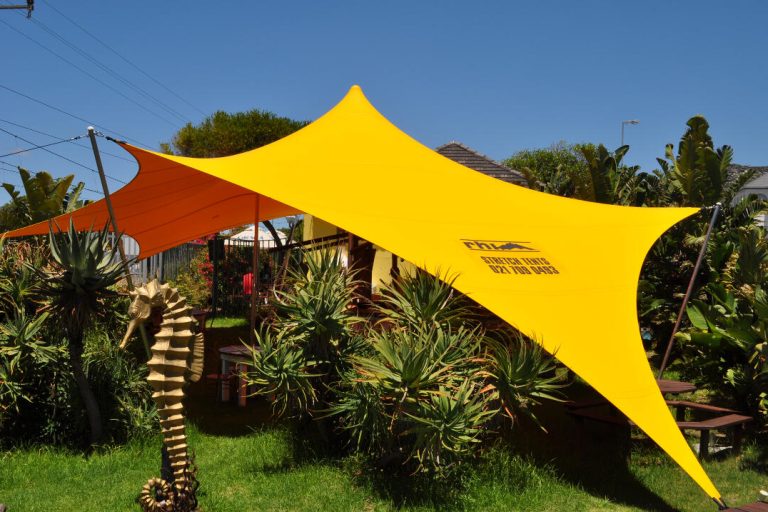 RHI personalizado Carpa Tensada restaurante con jardín amarillo