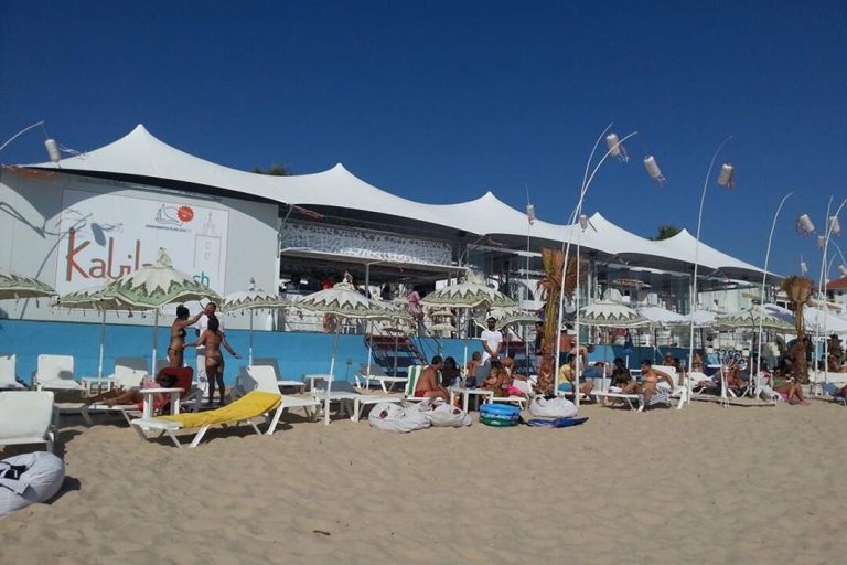 RHI a medida Carpa Tensada Gris frente a la playa de Ibiza
