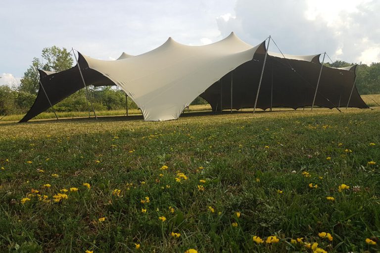 Concept de 15 m x 19 m, « tente stretch » : vue en coupe avec les coins abaissés, illustrant l'agencement et la forme structurelle de « tente stretch »