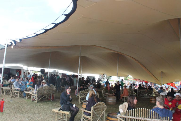 RHI, festival « tente stretch » : organisation de la restauration avec deux tentes extensibles de 15 m × 21 m reliées entre elles