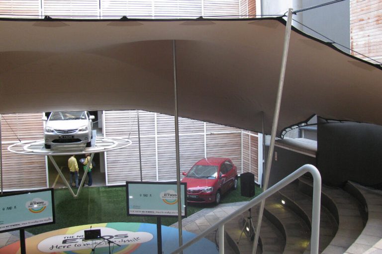 Lancement de la marque RHI : chino « tente stretch » de 12 m x 15 m