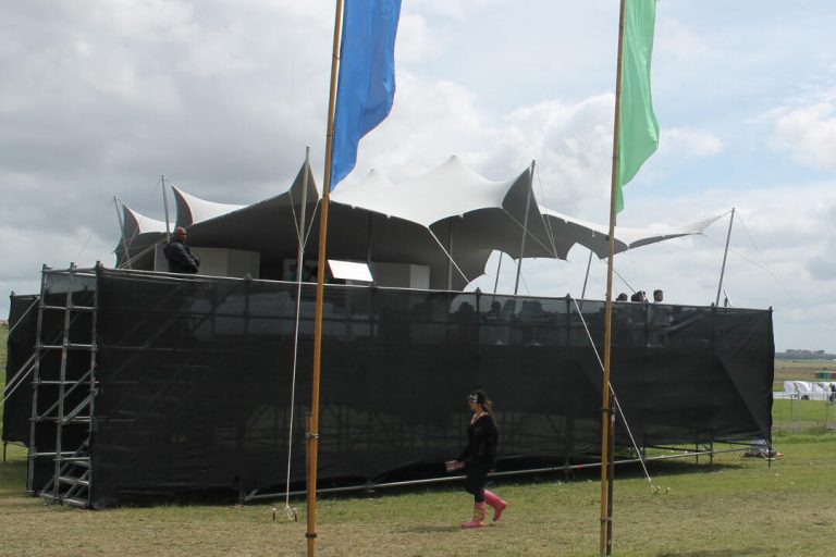 Zone VIP du festival RHI : 0,5 m x 0,5 m, blanche tente stretch