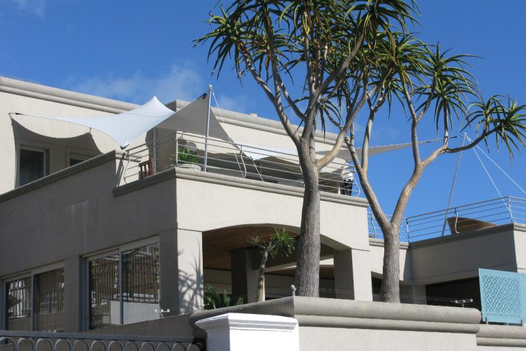 Residencia privada « Carpa Tensada » de RHI, en color gris
