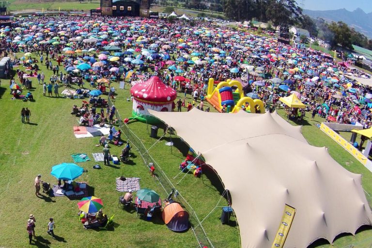Festival RHI : 5 m x 15 m, « tente stretch » (chino)