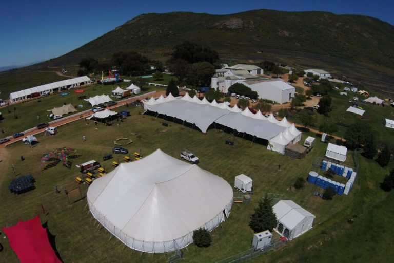RHI Festival « tente stretch » : 18 m x 25 m relié à 15 m x 21 m gris