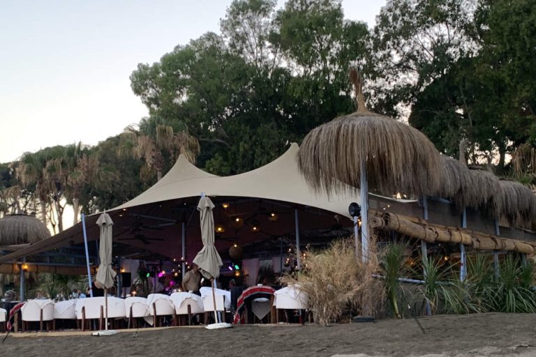 Carpa Tensada a a medida de RHI para un restaurante de playa