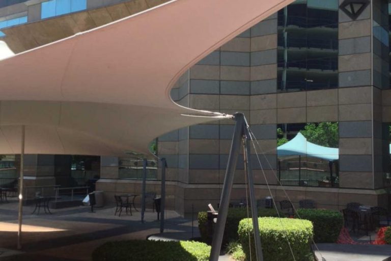 Entrada a la oficina de RHI, diseñada a medida por Carpa Tensada