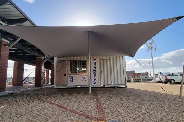 Carpa de vacunación contra la COVID-19 de RHI en Carpa Tensada
