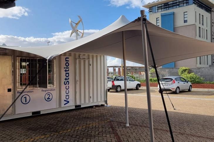 Carpa de vacunación contra la COVID-19 de RHI en Carpa Tensada