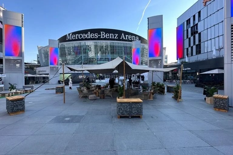 Vue panoramique sur la place de la Mercedes-Benz Arena, où est installée une tente flexible RHI blanche de taille moyenne, sur une place publique à l'extérieur de la Mercedes-Benz Arena
