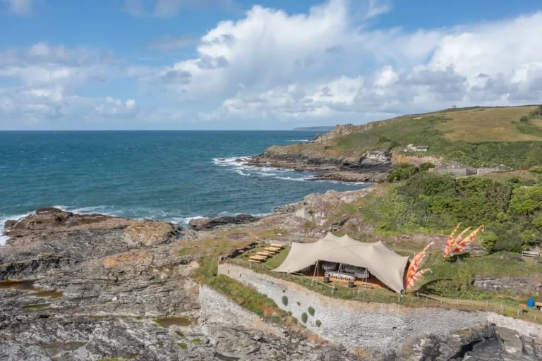 tente stretch RHI en Europe : structure panoramique en plein air
