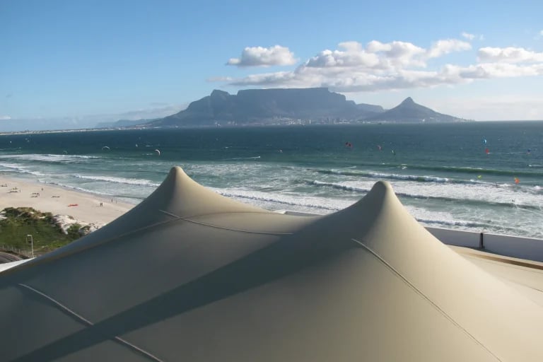 Gros plan sur la pointe en tissu et le sommet du mât sur une plage de RHI tente stretch