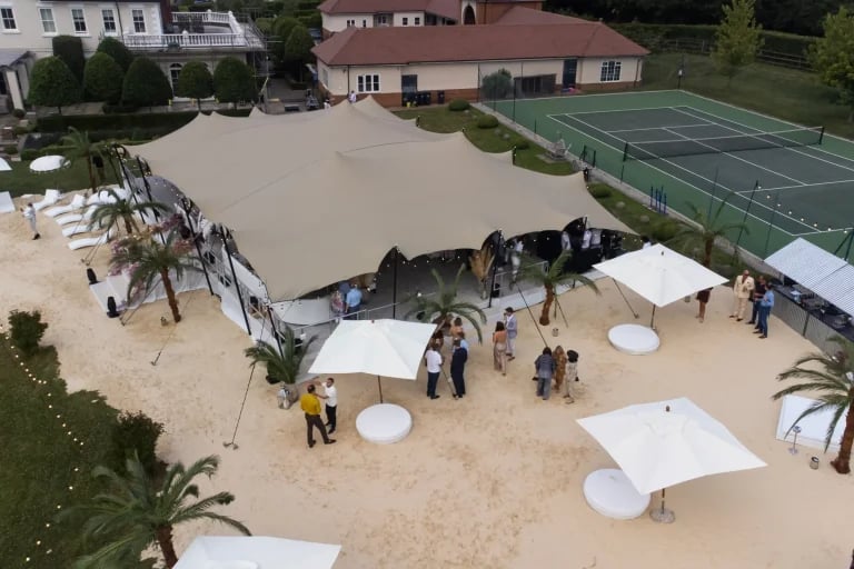 Vue aérienne d'un « tente stretch » de RHI équipé d'un salon et de sièges destinés à l'accueil des invités