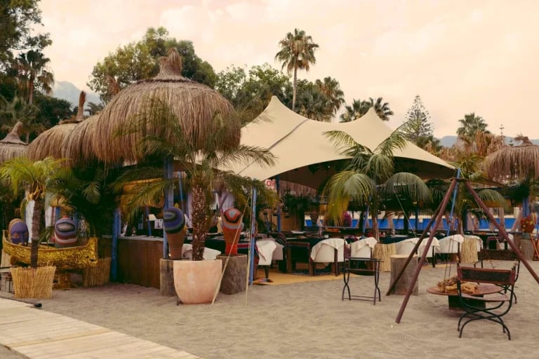 Vista panorámica de la entrada de un sistema RHI Carpa Tensada a medida, integrado en un restaurante frente al mar
