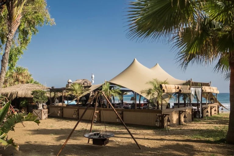 Vista exterior frente al mar de un sistema RHI Carpa Tensada a medida integrado en un restaurante frente a la playa