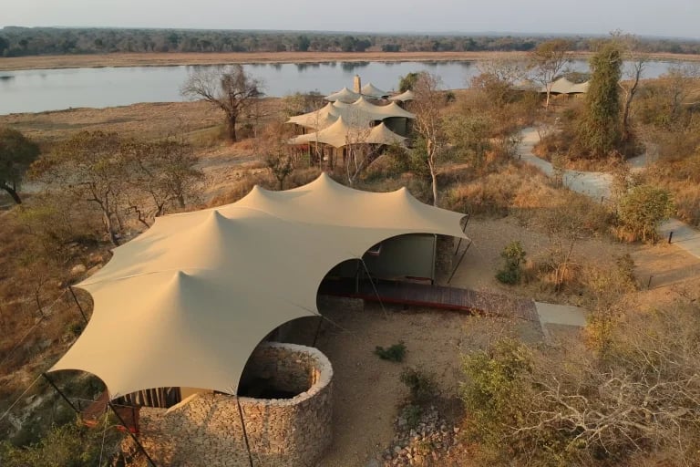 Vista aérea sobre el edificio principal de un « Carpa Tensada » de RHI, diseñado a medida e integrado en un campamento ecológico aislado