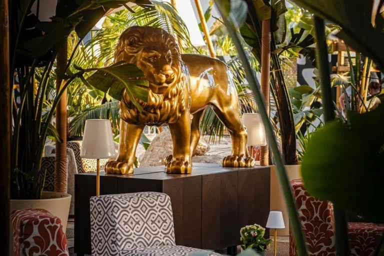 Vista detallada del interior de una lona a medida de RHI Carpa Tensada con diseño a rayas que cubre la terraza amueblada de un restaurante en Europa