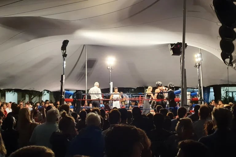 Evento de boxeo y público bajo una gran RHI blanca Carpa Tensada