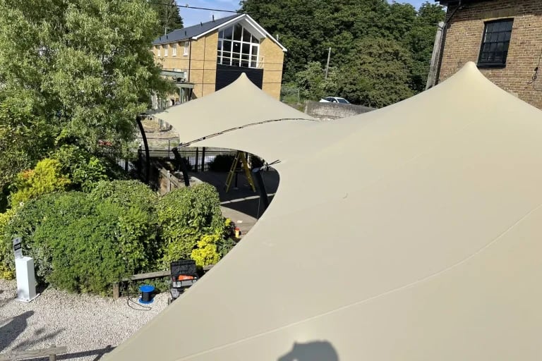 Vista exterior cercana de un sistema de calefacción de agua caliente a leña RHI Carpa Tensada , instalado en una propiedad privada