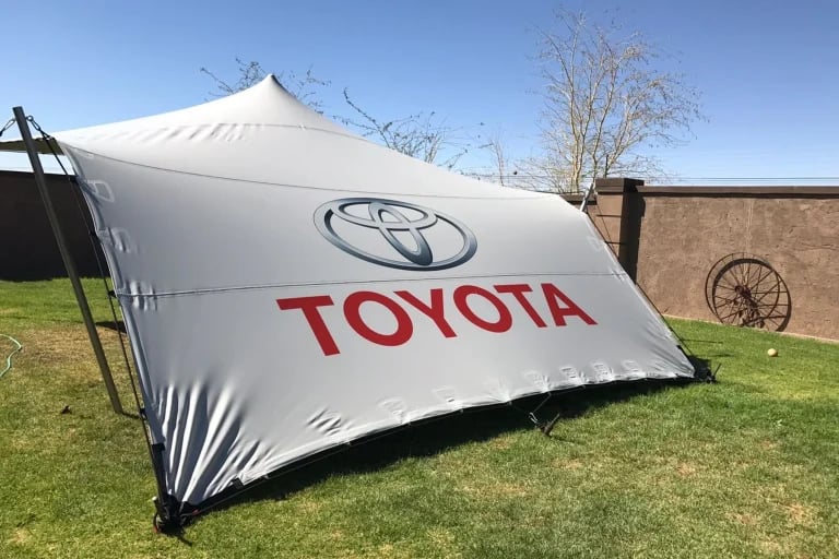 Pequeño RHI blanco Carpa Tensada con el logotipo de Toyota impreso
