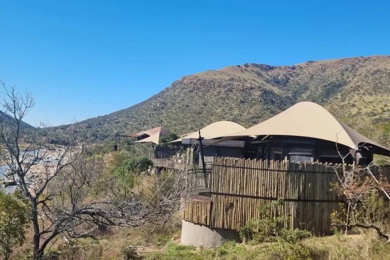 Vista panorámica de un sistema RHI Carpa Tensada a medida integrado en un albergue de safari de montaña
