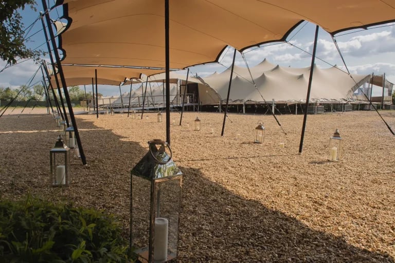 Vista desde debajo de un RHI « Carpa Tensada » de color chino hacia las carpas para eventos conectadas entre sí en el Reino Unido