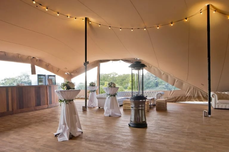 Vista del salón diáfano del interior de una « Carpa Tensada » de RHI, fabricada a medida con revestimiento Walling, decorada para una cena formal