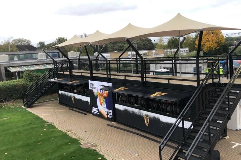 Gran pantalla de vídeo RHI « Carpa Tensada » de tipo «chino» a medida, instalada sobre una estructura para eventos tipo contenedor de color negro