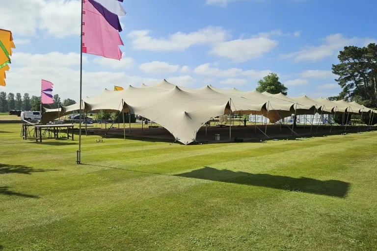 Vue panoramique de jour d'une structure modulaire « RHI Linked Modular » de la société « tente stretch » servant de couverture lors d'un événement public ou privé en plein air en Irlande