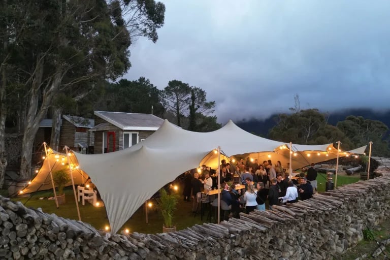 Vue de nuit prise en hauteur d'une structure RHI tente stretch servant de couverture pour un événement public ou privé en plein air
