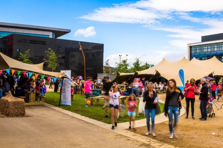 Vue panoramique de jour sur plusieurs installations RHI tentes stretch sur le site d'un festival public en Europe occidentale