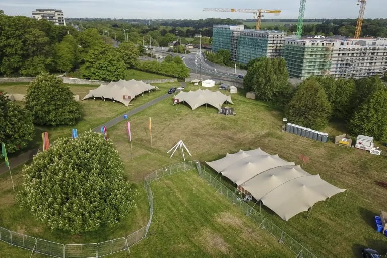 Vue aérienne en gros plan d'une grande installation « RHI » ( tentes stretch ) disposée sur le site d'un festival public
