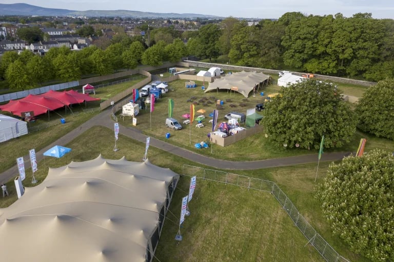Vue aérienne panoramique d'un vaste « tentes stretch » RHI installé sur le site d'un festival public