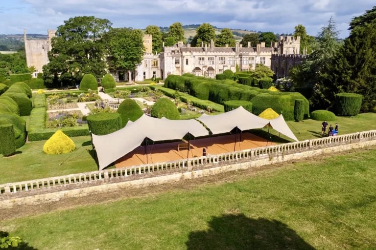 Vue aérienne d'une installation RHI tentes stretch assemblée, recouvrant une cour-jardin à la française en Europe occidentale