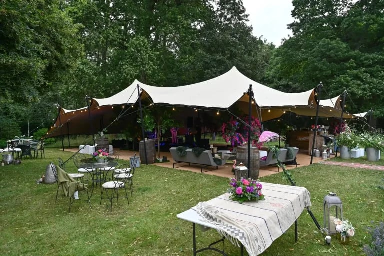 Vue de jour de l'tente stretch RHI aménagée pour une garden-party ou une réception privée