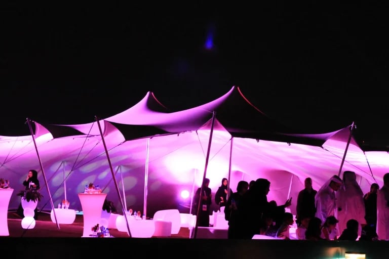 Vue nocturne extérieure d'un grand complexe hôtelier de la chaîne RHI tente stretch , illuminé à l'occasion d'un événement d'entreprise au Moyen-Orient