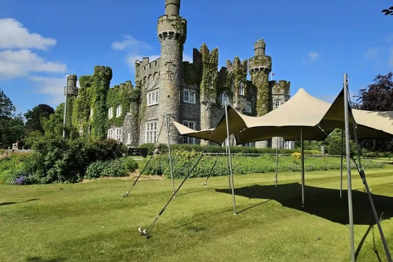 tente stretch RHI de taille moyenne installée sur la pelouse d'un site historique au Royaume-Uni