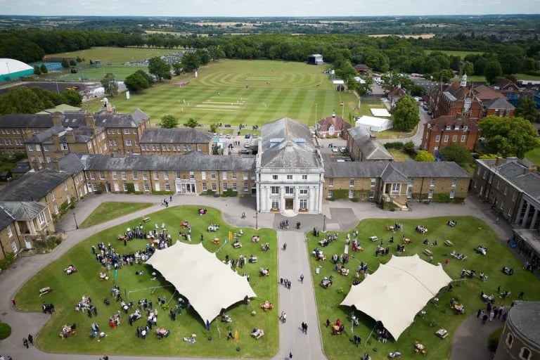 Vue aérienne en plan d'une grande installation RHI tentes stretch implantée au sein d'un campus universitaire ou institutionnel